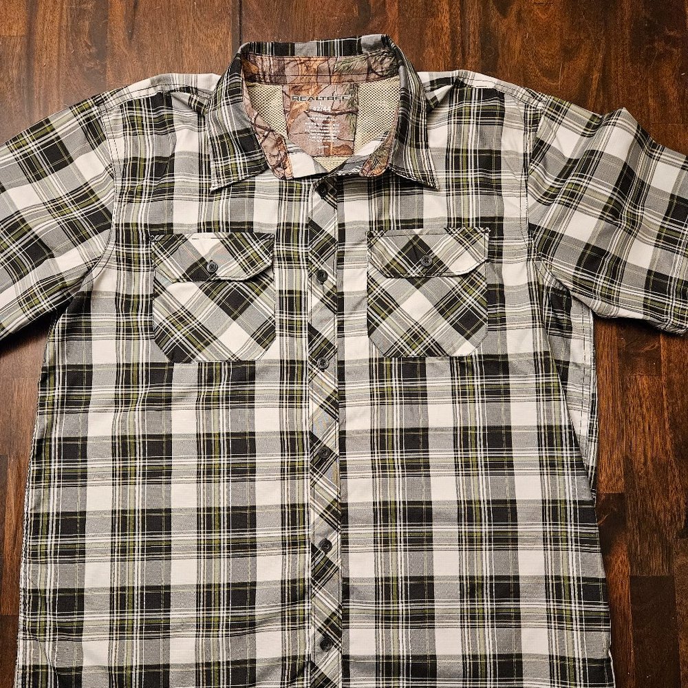 Realtree Short Sleeve Black, White, and Yellow Plaid Button Down, Size Large